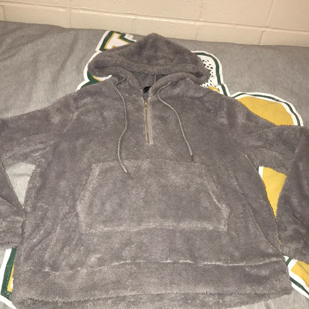 GRAY FUZZY CROPPED SWEATSHIRT